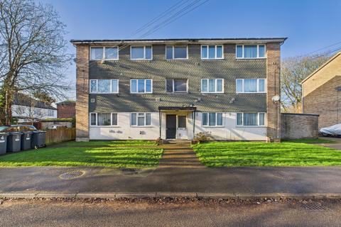 2 bed property, in Roman Close, £260,000