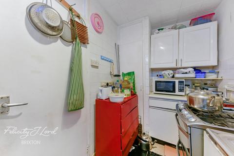 1 bed property, in Barrington Road, £280,000