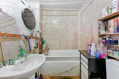 1 bed property, in Barrington Road, £280,000