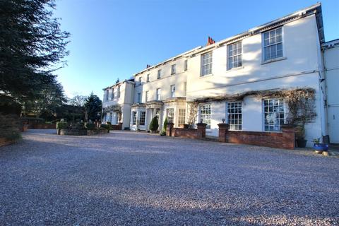 2 bed property, in Swanland Hall, £215,000