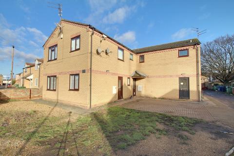 1 bed property, in Railway Lane, £90,000