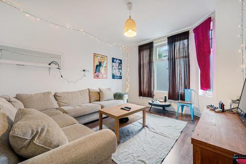 7 bed property, in Edenhall Avenue, £525,000