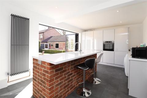 4 bed property, in Grange Close, £350,000