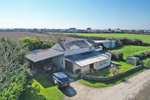 4 bed property, in Hendra Croft, £375,000