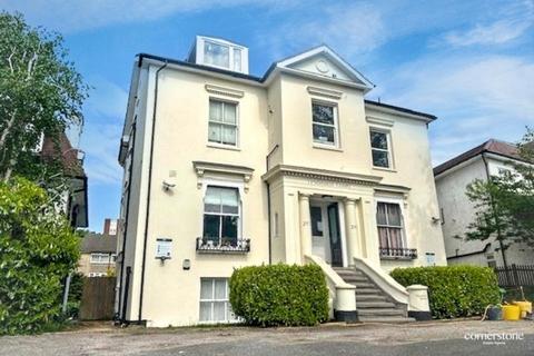 1 bed property, in Whitehorse Lane, £295,000