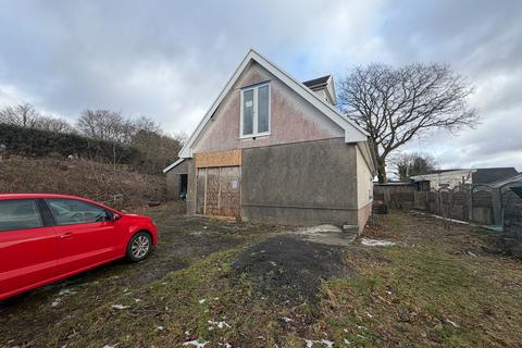 2 bed property, in Pantydwr, £100,000
