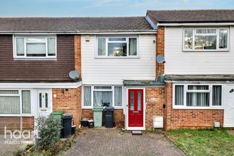2 bed property, in Halstead Walk, £280,000