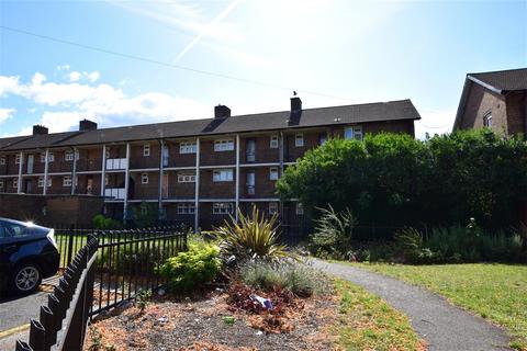 2 bed property, in Kings Court, £270,000