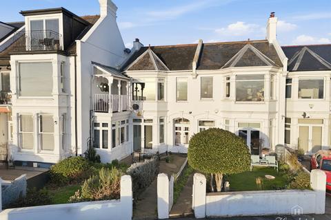 2 bed property, in Clifton Drive, £475,000