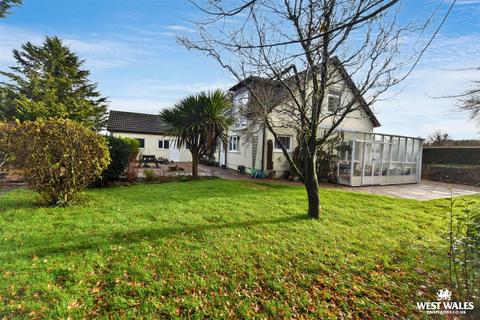 4 bed property, in Templeton, £400,000