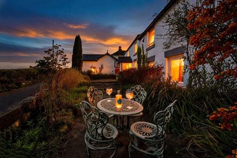 4 bed property, in Yeld Lane, £750,000