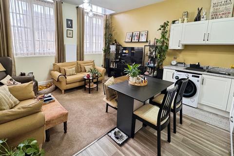 2 bed property, in Cinnabar House, £95,000