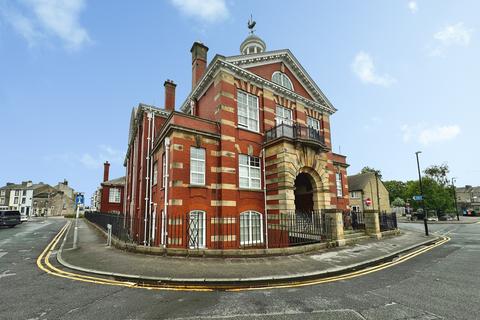 2 bed property, in Cinnabar House, £90,000