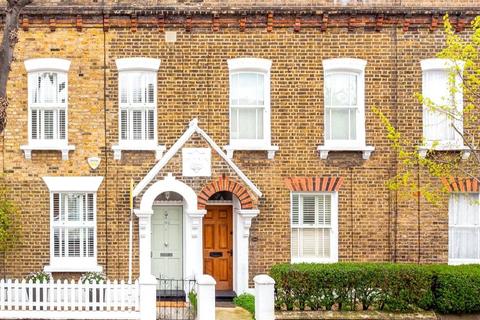 2 bed property, in Tyneham Road, £765,000