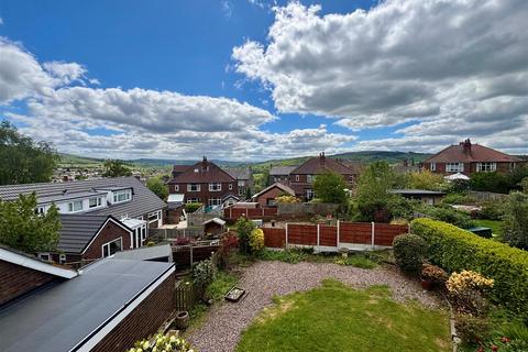 4 bed property, in Aldersgate, £439,000