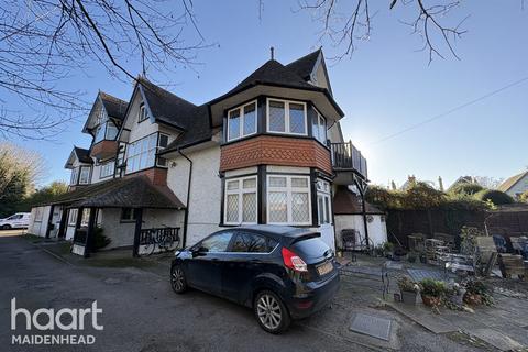 1 bed property, in Bath Road, £123,500