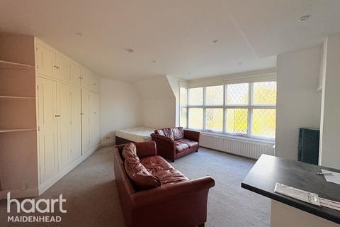 1 bed property, in Bath Road, £123,500