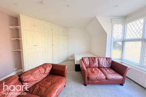 1 bed property, in Bath Road, £123,500