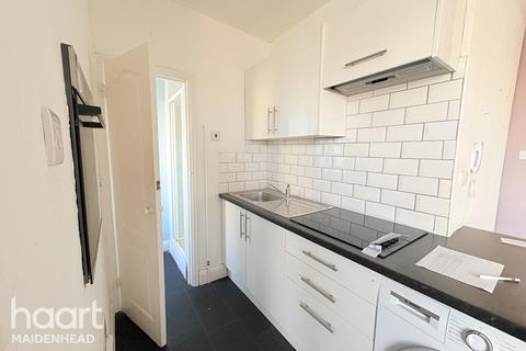 1 bed property, in Bath Road, £123,500