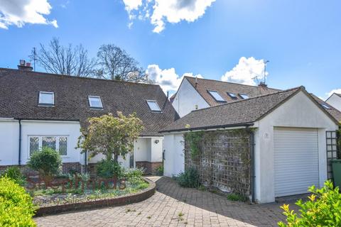 4 bed property, in Rosehill Close, £685,000