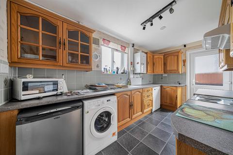 3 bed property, in Wendover Road, £450,000