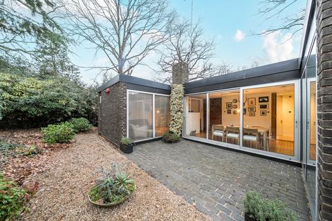 3 bed property, in Shepperton Road, £975,000