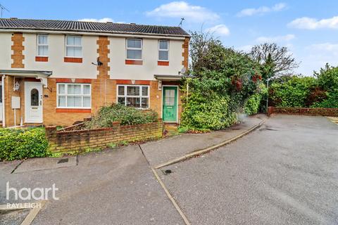 2 bed property, in Stirling Close, £290,000