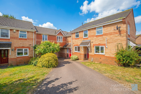 2 bed property, in Birch Road, £200,000