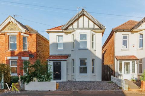 4 bed property, in Shelbourne Road, £400,000
