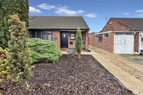 2 bed property, in Blackberry Farm Close, £525,000