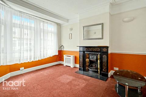2 bed property, in Alexandra Road, £385,000