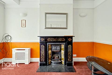2 bed property, in Alexandra Road, £385,000