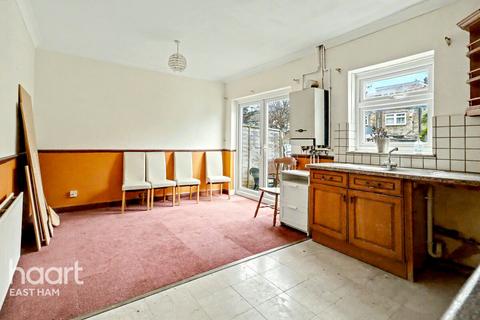2 bed property, in Alexandra Road, £385,000