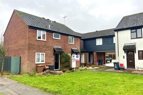 2 bed property, in Parishes Mead, £300,000