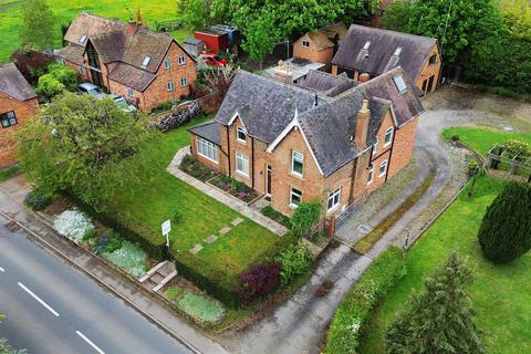5 bed property, in Cleeve Road Middle Littleton, £850,000