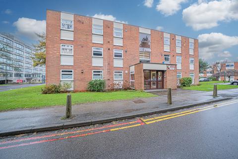 2 bed property, in Touchwood Hall Close, £200,000