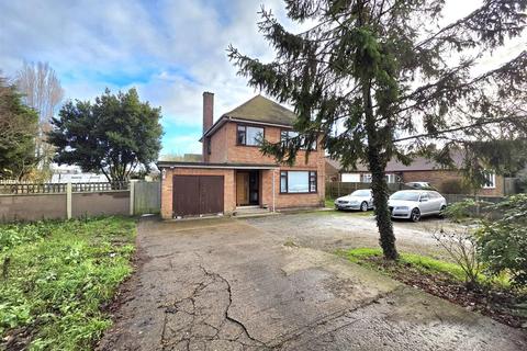 4 bed property, in Clay Lake, £350,000