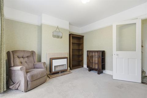 3 bed property, in Seaview Road, £250,000