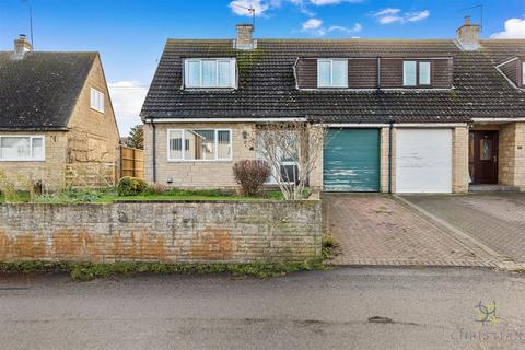 3 bed property, in Main Street, £300,000