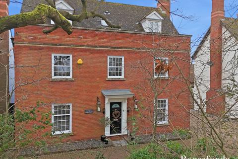 5 bed property, in Ickworth Close, £875,000