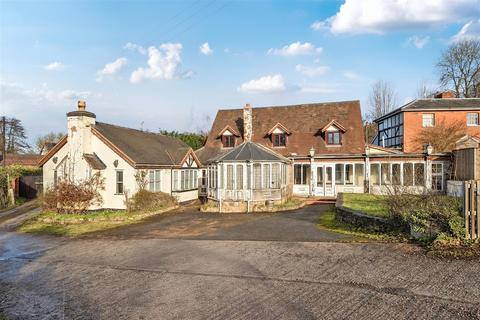 4 bed property, in Stiffords Bridge, £425,000