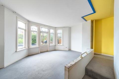 1 bed property, in Canfield Gardens, £650,000