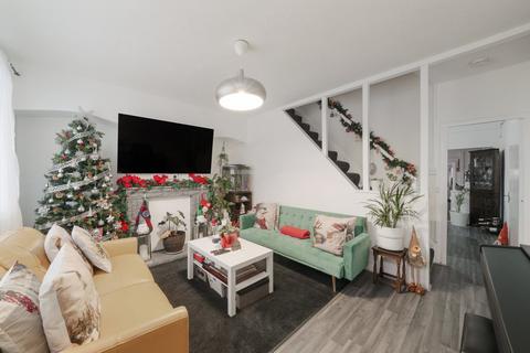 3 bed property, in Sumner Road, £375,000