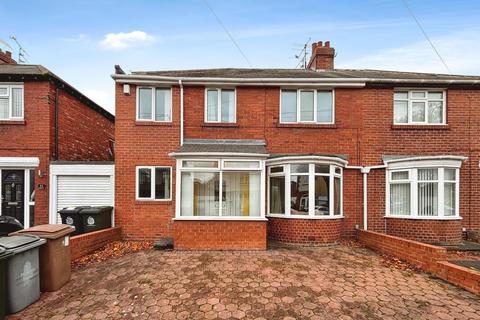 3 bed property, in Holmwood Avenue, £320,000