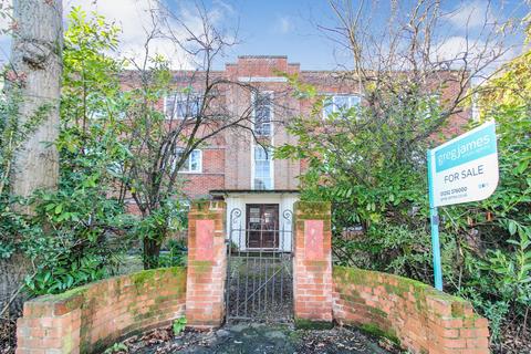 2 bed property, in Kings Court, £240,000