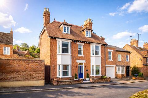 6 bed property, in Bedford Road, £900,000