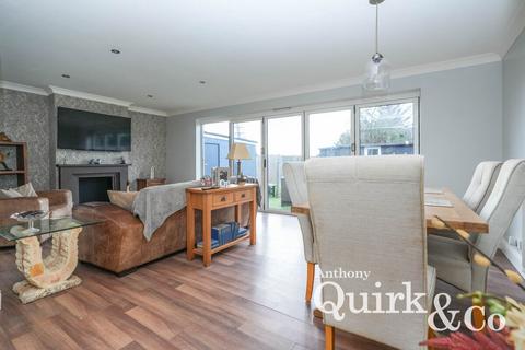 3 bed property, in Linden Way, £350,000
