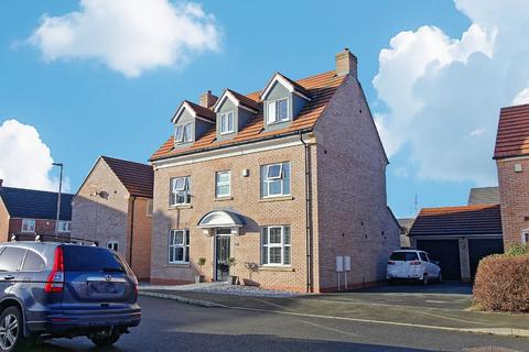 5 bed property, in Windsor Way, £500,000