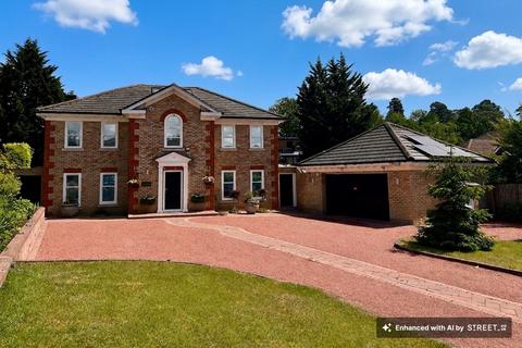 6 bed property, in Elmwood Park, £2,250,000