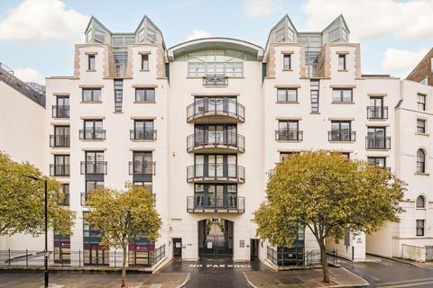 2 bed property, in Kensington Gardens Square, £1,100,000